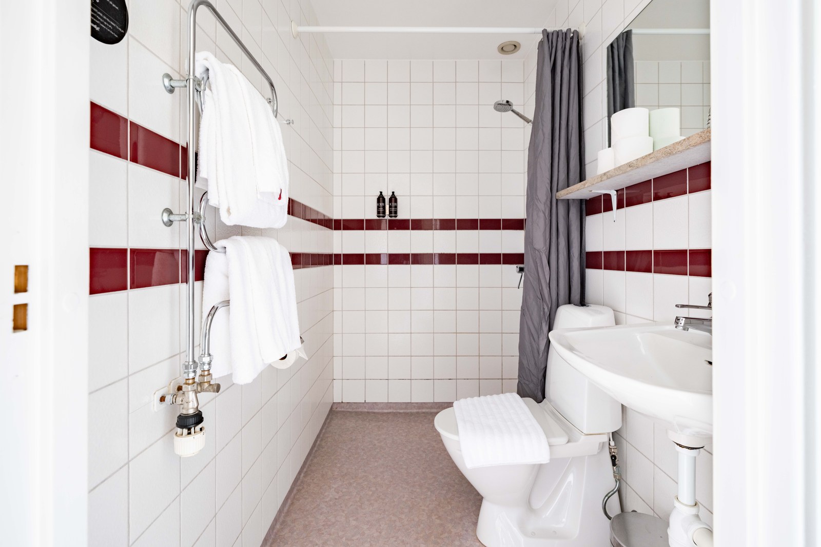 Badrum med dusch och toalett – Standard Dubbelrum