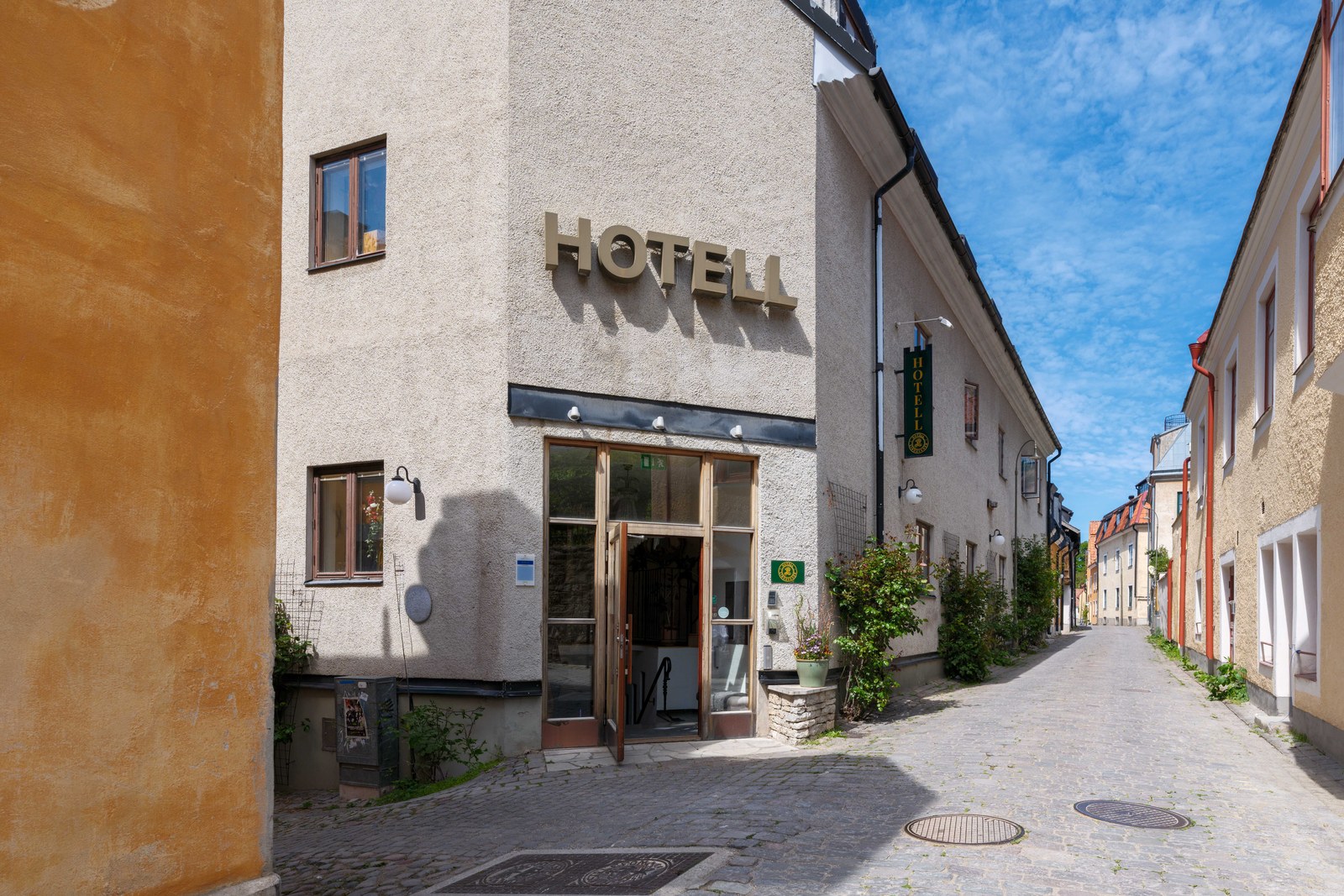 Hotell Lindgårdens huvudentré på Mellangatan i Visby